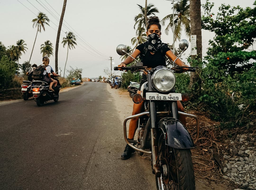 Women on motorcycles: history and modernity